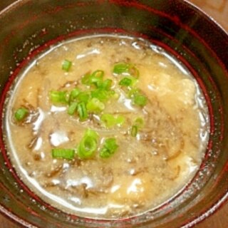 お味噌汁～もずく・玉ねぎ・油揚げ～